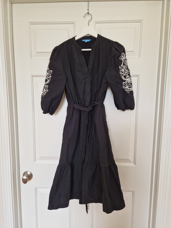 Draper James Dresses & Skirts - Draper James Black Midi Dress with White Sleeve Embroidery